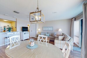 TV, offices - Gorgeous beachfront condo with shared pool, hot tub and beach access (Panama City Beach)