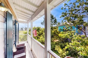 Property grounds - Dog-friendly bungalow with on-site pool, hot tub, free WiFi, and washer&dryer (Santa Rosa Beach)