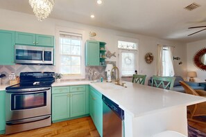 Fridge, microwave, oven, stovetop - Dog-friendly bungalow with on-site pool, hot tub, free WiFi, and washer&dryer (Santa Rosa Beach)