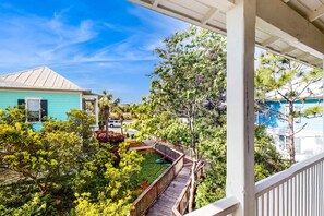 Property grounds - Dog-friendly bungalow with on-site pool, hot tub, free WiFi, and washer&dryer (Santa Rosa Beach)