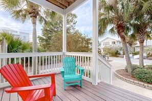 Terrace/patio - Spacious Home with Private Pool, dog-friendly, 2 Blocks to Beach (Santa Rosa Beach)