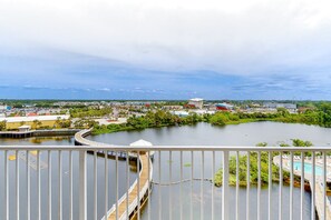 Property grounds - Extraordinary Gulf-front condo with pool, hot tub & fitness area (Panama City Beach)