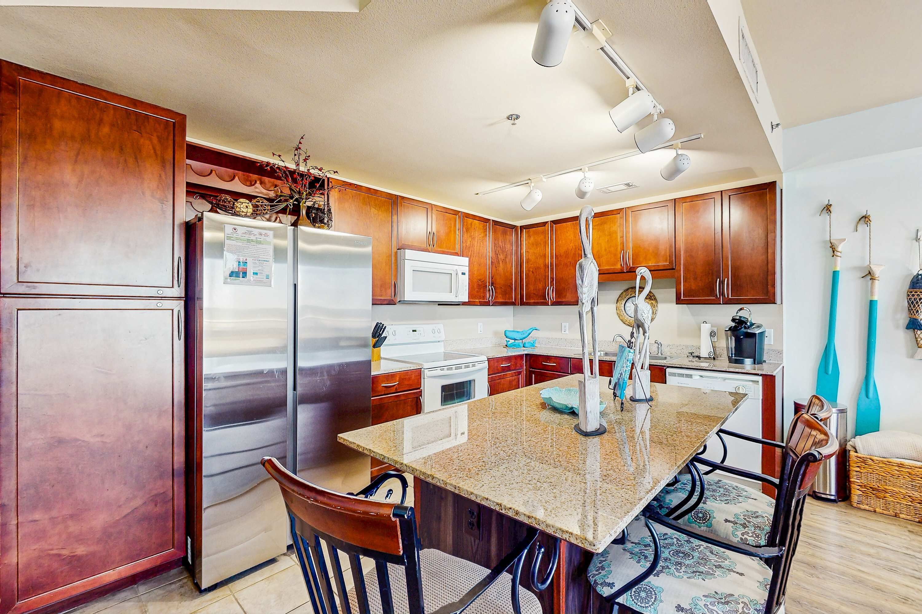 Geladeira, micro-ondas, fogão, cooktop