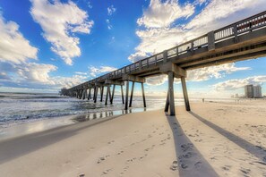 On the beach - Stunning condo with Gulf view, balcony, hot tub, & pool (Panama City Beach)