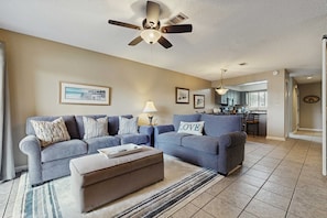 TV, DVD player, offices - Resort condo with balcony, pools, hot tub & gym - near beach (Panama City Beach)