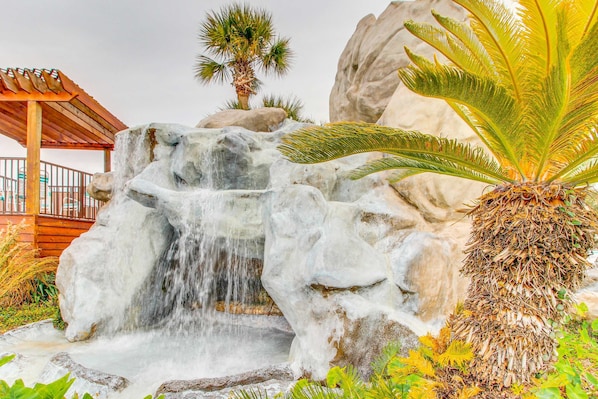 Property grounds - Resort condo with balcony, pools, hot tub & gym - near beach (Panama City Beach)