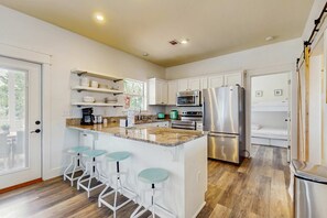 Fridge, microwave, oven, stovetop - Bright Coastal Getaway with Easy Beach Access (Inlet Beach)
