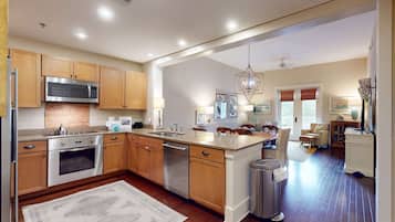 Réfrigérateur, four à micro-ondes, un four, surface de cuisson