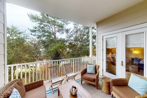 Terrace/patio - Beautiful condo with furnished balcony, pool & private beach access (Santa Rosa Beach)