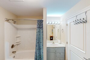 Shower, hair dryer, towels - 2nd-floor condo near beach with outdoor pool, tennis, balcony, washer&dryer, AC (Santa Rosa Beach)