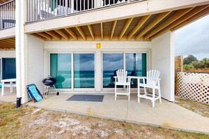 Outdoor dining - Cozy remodeled condo steps away from the gulf in Blue Mountain Beach (Santa Rosa Beach)