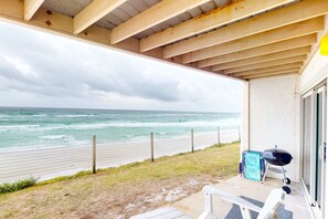 Terrace/patio - Cozy remodeled condo steps away from the gulf in Blue Mountain Beach (Santa Rosa Beach)