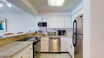 Réfrigérateur, four à micro-ondes, un four, surface de cuisson