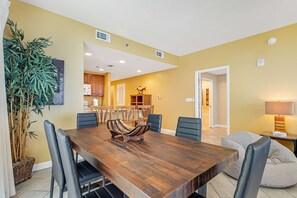 Dining - Stylish beachfront condo in West Tower with water views, pool/hot tub & W/D (Panama City Beach)