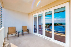 Terrace/patio - Waterfront condo with lake views, on-site pools, putting green & shopping/dining (Panama City Beach)