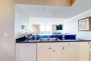 Interior - Beachfront 16th-floor condo with Gulf views, pool, game room, balcony, gym, W&D (Panama City Beach)