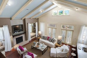 TV, fireplace - Big, & beautiful Parkshore Drive home with large porch, free WiFi - close to beach (Panama City Beach)
