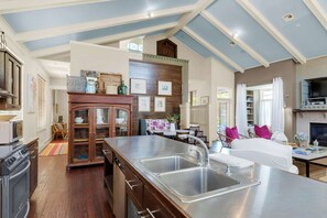 Fridge, microwave, oven, stovetop - Big, & beautiful Parkshore Drive home with large porch, free WiFi - close to beach (Panama City Beach)