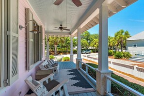 Terrace/patio - Big, & beautiful Parkshore Drive home with large porch, free WiFi - close to beach (Panama City Beach)