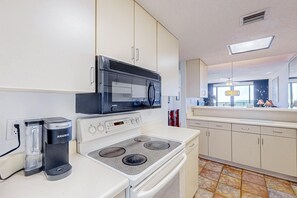 冷蔵庫、電子レンジ、オーブン、コンロ