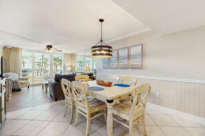 Dining - Gorgeous beach view condo, Shared pool and Beach access (Panama City Beach)
