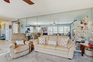 TV, DVD player, offices - Coastal Townhouse with WiFi, Central AC, and Shared Pool (Navarre)