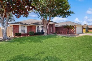 Exterior - Gorgeous coastal home, dog-friendly, game room and close to everything (Navarre)
