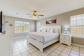 4 bedrooms, iron/ironing board, WiFi, bed sheets - Gorgeous coastal home, dog-friendly, game room and close to everything (Navarre)