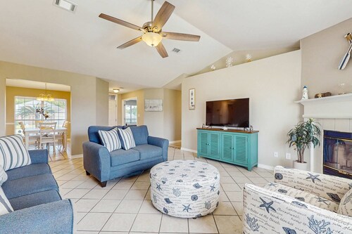 Gorgeous coastal home, dog-friendly, game room and close to everything