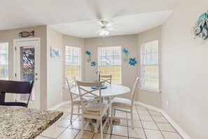 Dining - Gorgeous coastal home, dog-friendly, game room and close to everything (Navarre)