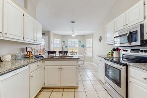 Fridge, microwave, oven, stovetop - Gorgeous coastal home, dog-friendly, game room and close to everything (Navarre)