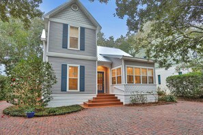 Exterior - Centrally located home with enclosed yard, grill, high ceilings, smart TVs, & AC (Santa Rosa Beach)