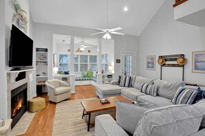 TV - Centrally located home with enclosed yard, grill, high ceilings, smart TVs, & AC (Santa Rosa Beach)