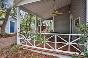 Outdoor dining - Centrally located home with enclosed yard, grill, high ceilings, smart TVs, & AC (Santa Rosa Beach)