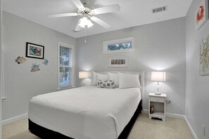 3 bedrooms, WiFi, bed sheets - Centrally located home with enclosed yard, grill, high ceilings, smart TVs, & AC (Santa Rosa Beach)