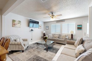 TV, offices - Beachfront townhome w/ on-site beach access, heated pool, patio, grill, AC, W/D (Navarre Beach)