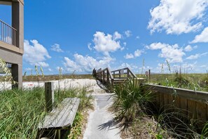 Property grounds - Beachfront townhome w/ on-site beach access, heated pool, patio, grill, AC, W/D (Navarre Beach)