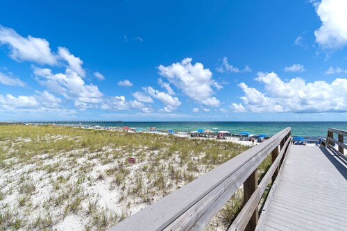 Beachfront townhome w/ on-site beach access, heated pool, patio, grill, AC, W/D