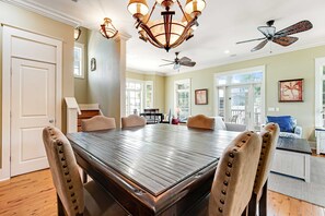 Dining - Invitingly Warm 4-Bedroom - Gated Community - Seasonal Beach Service Included (Panama City Beach)