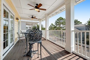 Outdoor dining - Invitingly Warm 4-Bedroom - Gated Community - Seasonal Beach Service Included (Panama City Beach)