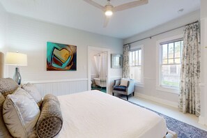 1 bedroom, desk, iron/ironing board, WiFi - Historic downtown cottage with high-speed WiFi and central AC - dogs okay (Pensacola)