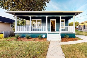 Exterior - Historic downtown cottage with high-speed WiFi and central AC - dogs okay (Pensacola)