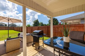 Outdoor dining - Gorgeous coastal home with plenty of space, close to beach and Pet friendly (Navarre)