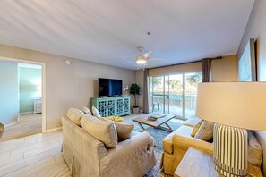 TV - Updated 1st-floor condo with large private balcony, pool, grills, firepit, & gym (Miramar Beach)