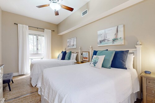 Convenient studio close to beach and pier w/WiFi, shared pool, AC