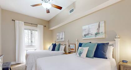 Convenient studio close to beach and pier w/WiFi, shared pool, AC