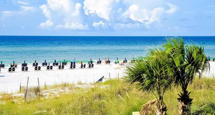 Convenient studio close to beach and pier w/WiFi, shared pool, AC