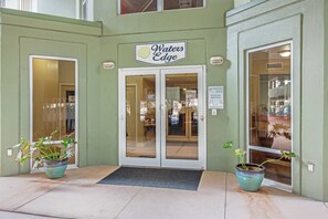 Exterior detail - Stunning top-floor condo with balcony, pool, & beach access - great location (Fort Walton Beach)