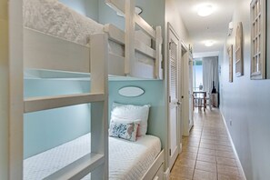 1 bedroom, iron/ironing board, WiFi, bed sheets - Stunning top-floor condo with balcony, pool, & beach access - great location (Fort Walton Beach)
