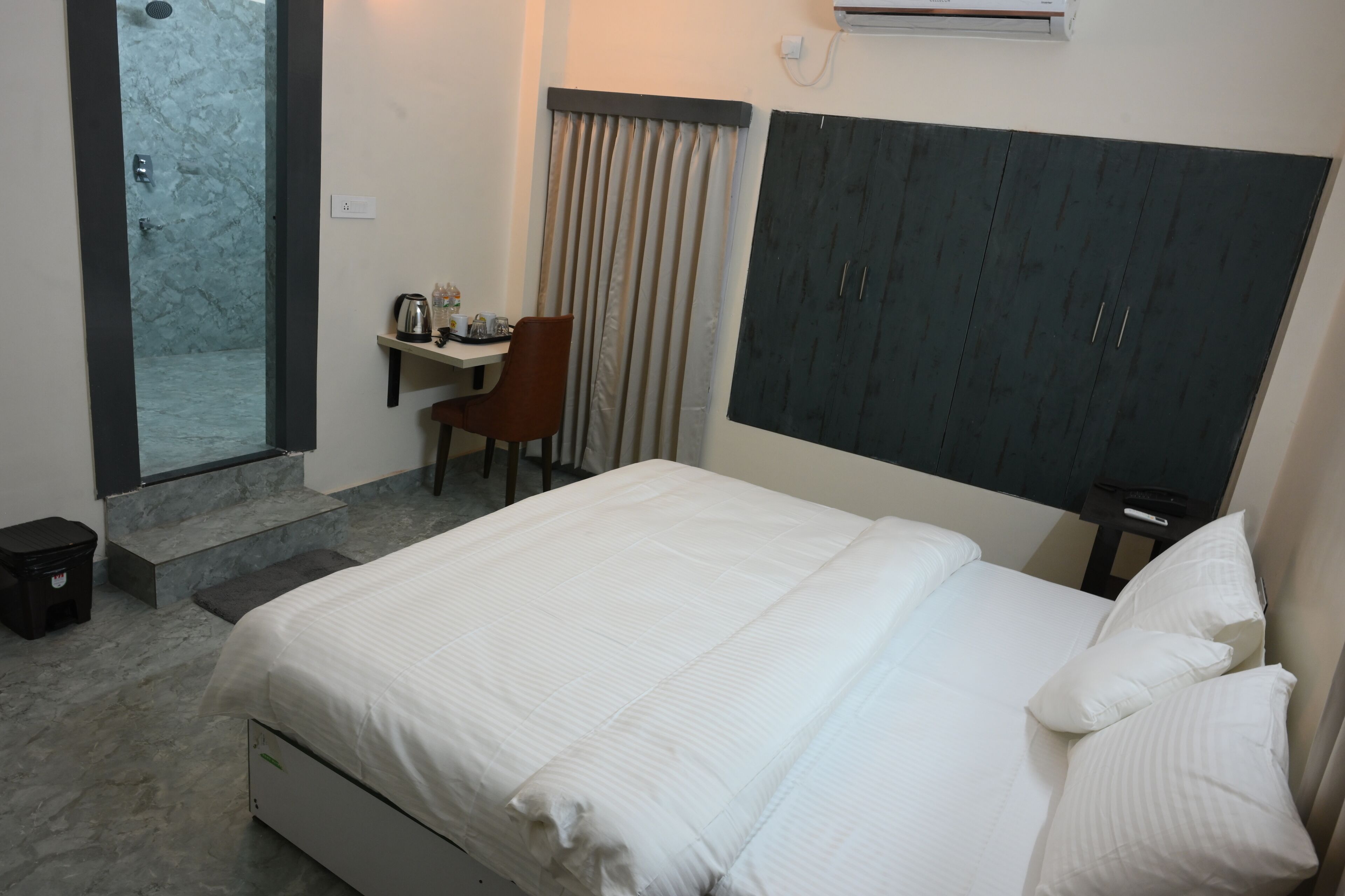 Basic Suite | Desk, laptop workspace, free WiFi